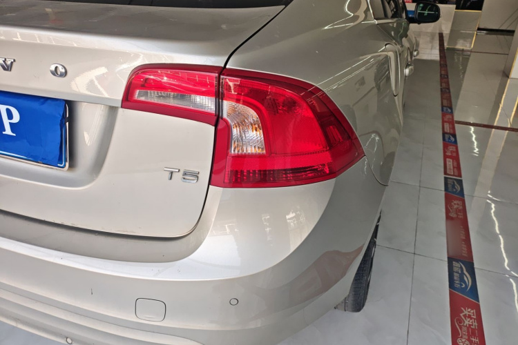 沃尔沃S60 2019款 S60L T3 智进版车身外观9