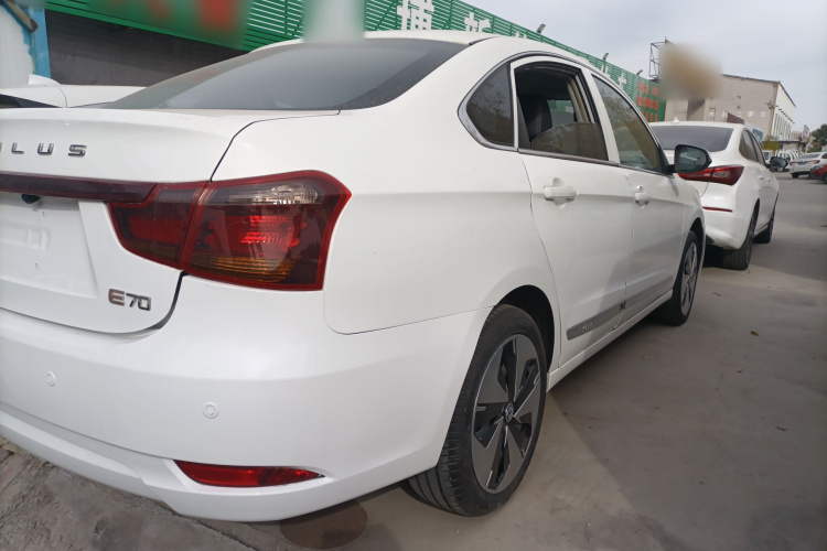 东风风神E70 2023款 500 智行版 磷酸铁锂 48.6kWh 110kW车身外观7