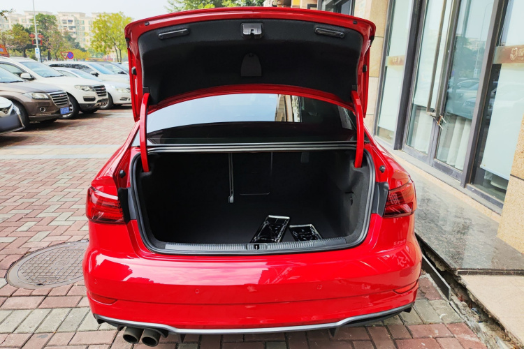 奥迪A3 2018款 30周年年型 Limousine 35 TFSI 时尚型机舱底盘23