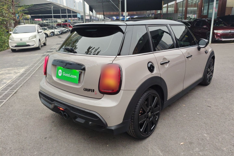 MINI 2023款 2.0T COOPER S 艺术家 五门版车身外观7