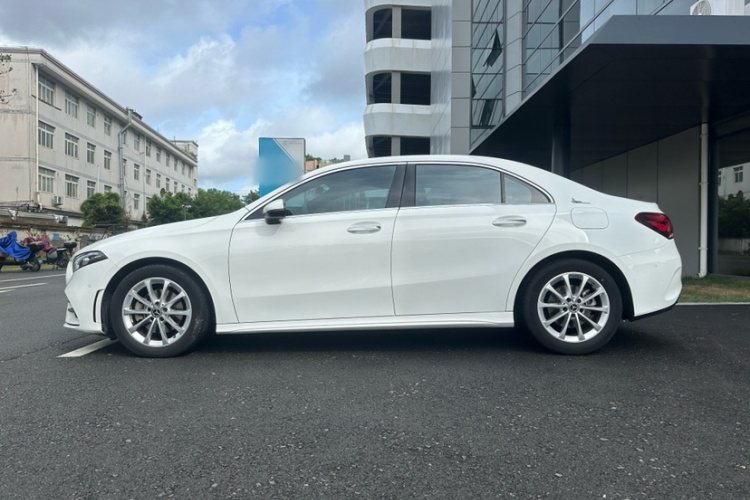 奔驰A级 2021款 A 200 L 运动轿车时尚型车身外观6009