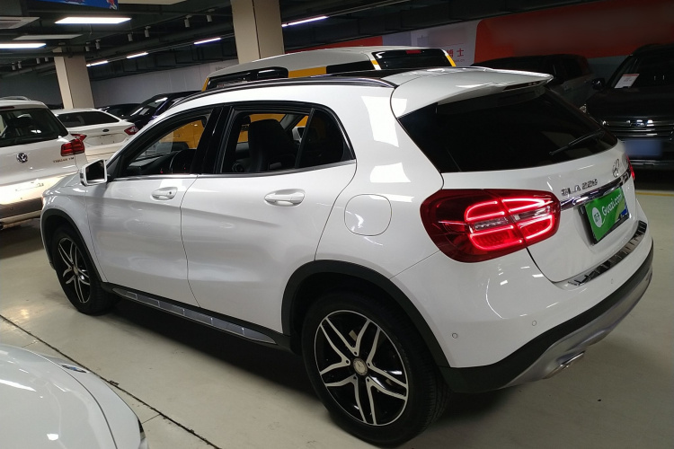 奔驰GLA 2016款 GLA 220 4MATIC 时尚型车身外观4