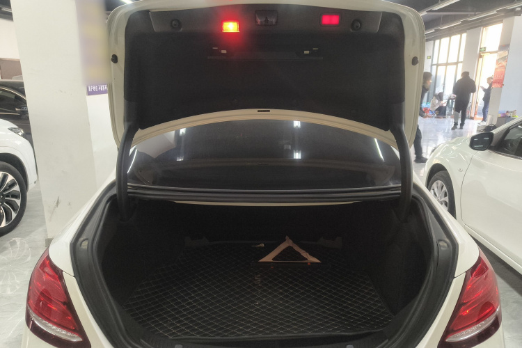 奔驰E级 2017款 改款 E 300 运动型机舱底盘23