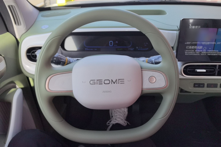 吉利银河 2025款 210km 熊猫骑士中控内饰13