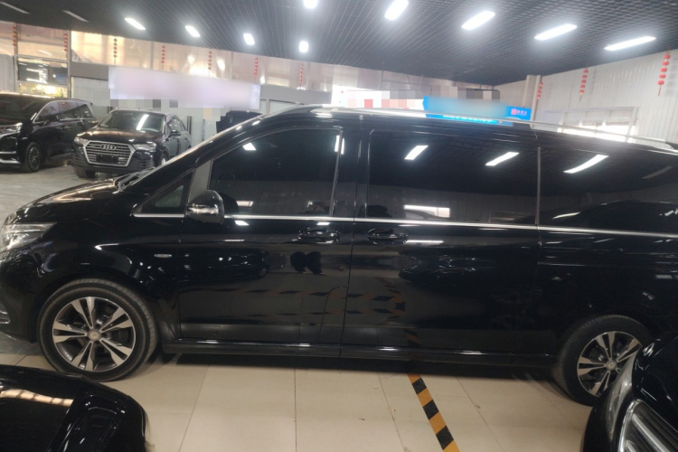 奔驰V级 2016款 V 260 L 尊贵加长版车身外观4