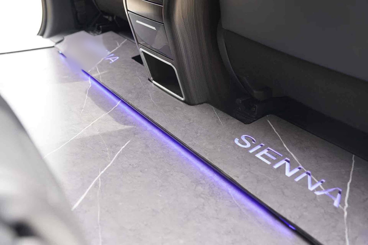 丰田 赛那SIENNA 2024款 2.5L混动 至尊版中控内饰7012