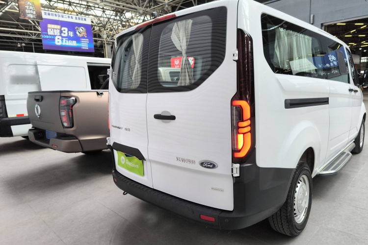 福特 全顺 2023款 2.0T汽油自动多功能商用车中轴低顶5/6座车身外观6