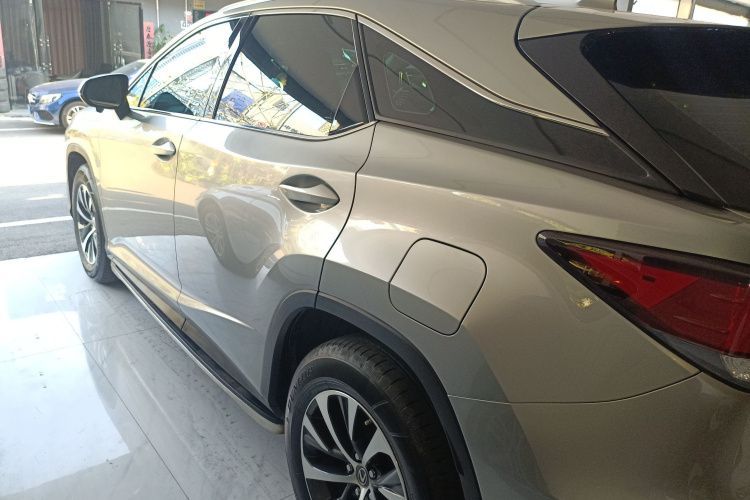 雷克萨斯RX 2020款 改款 300 两驱舒适版车身外观4