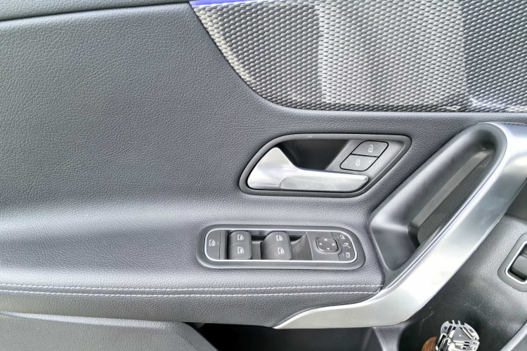 奔驰A级 2022款 改款二 A 200 L 运动轿车时尚型中控内饰7006