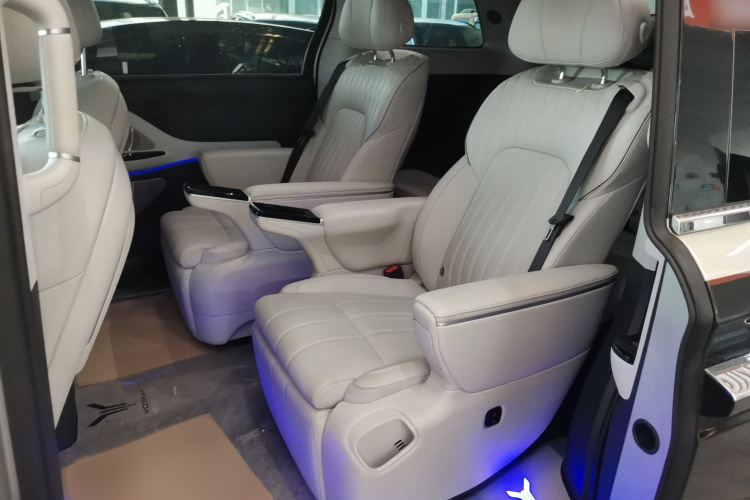 岚图汽车 岚图梦想家 2025款 PHEV 四驱旗舰乾崑版中控内饰7004