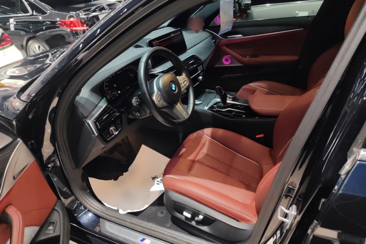 宝马5系 2023款 530Li 领先型 M运动套装中控内饰19