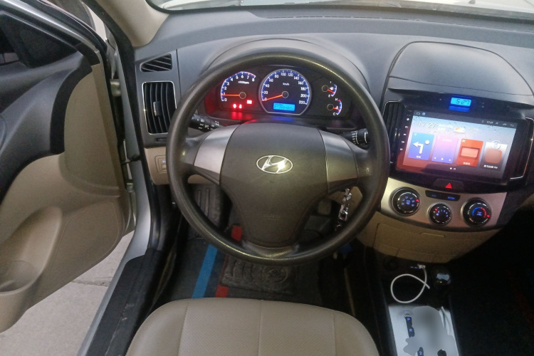 现代 悦动 2011款 1.6L 自动舒适型中控内饰13