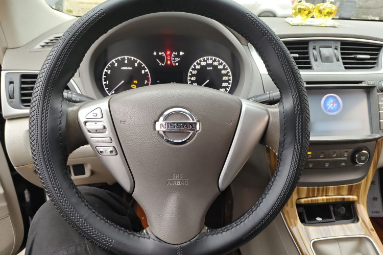 日产 轩逸 2012款 1.6XL 手动豪华版中控内饰13