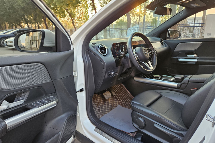 奔驰GLA 2022款 改款二 GLA 200中控内饰7001