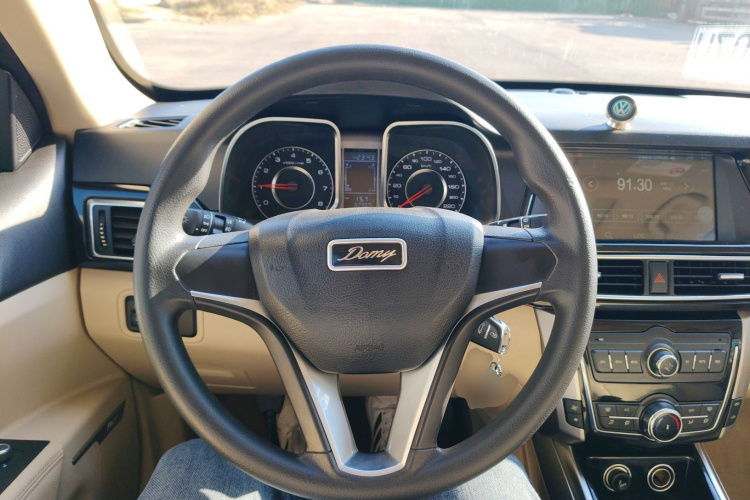 众泰 大迈X5 2017款 超值版 1.6L 手动时尚型中控内饰13