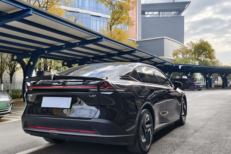 深蓝汽车 深蓝L07 2025款 530Ultra乾崑智驾ADS SE纯电版车身外观6008