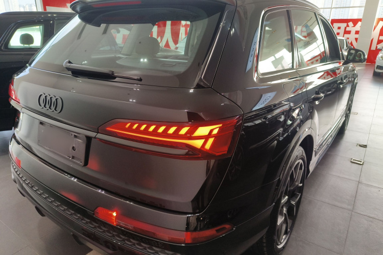 奥迪Q7 2024款 45 TFSI quattro S line黑武士型车身外观6004