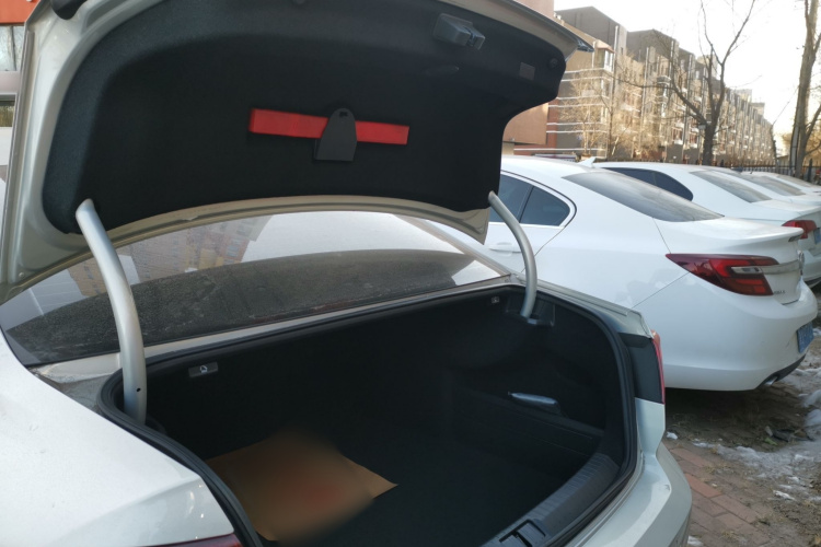 大众 迈腾 2023款 200万辆纪念版 330TSI DSG领先型机舱底盘23