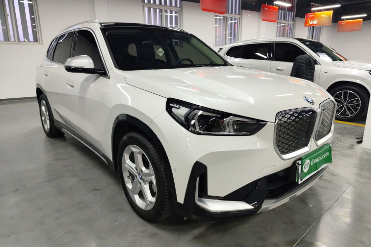 宝马iX1 2023款 eDrive25L X设计套装车身外观3