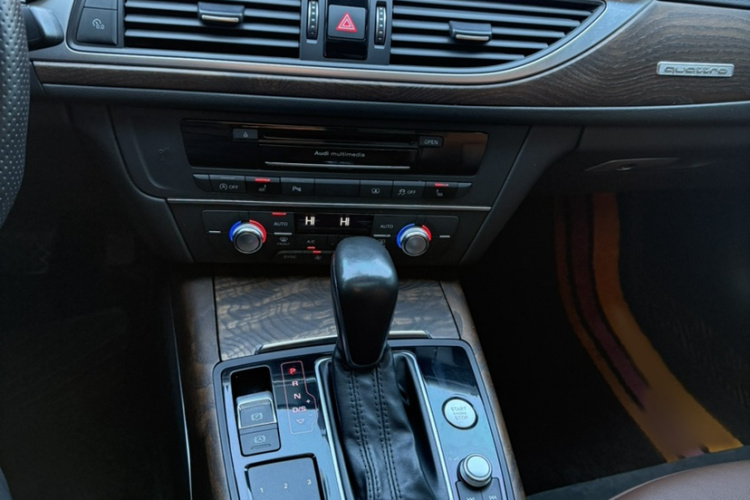 奥迪A6L 2018款 30周年年型 45 TFSI quattro 运动型中控内饰7002