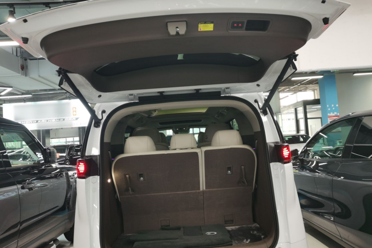 腾势D9 2022款 DM-i 970 四驱尊荣型机舱底盘23