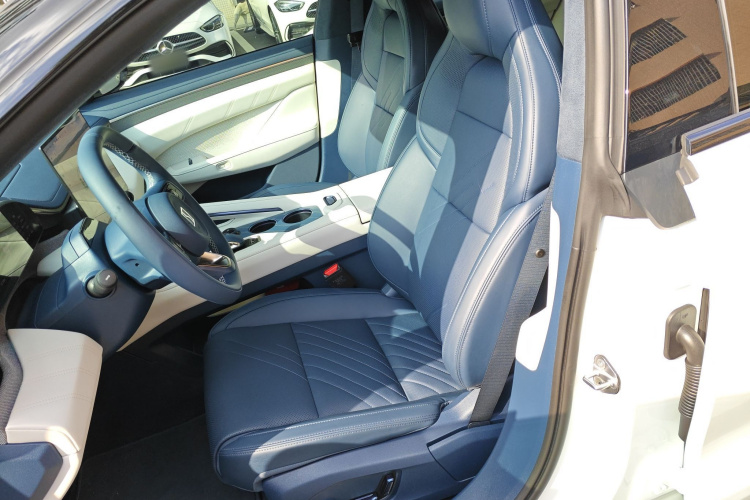 极氪001 2025款 WE版 95kWh 四驱中控内饰19