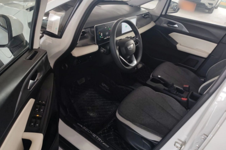 吉利几何E萤火虫 2022款 320KM 乖巧虎 4座中控内饰7001