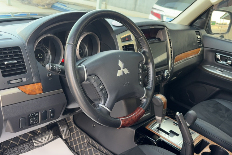 三菱 帕杰罗(进口) 2018款 3.0L 自动舒适版中控内饰7002