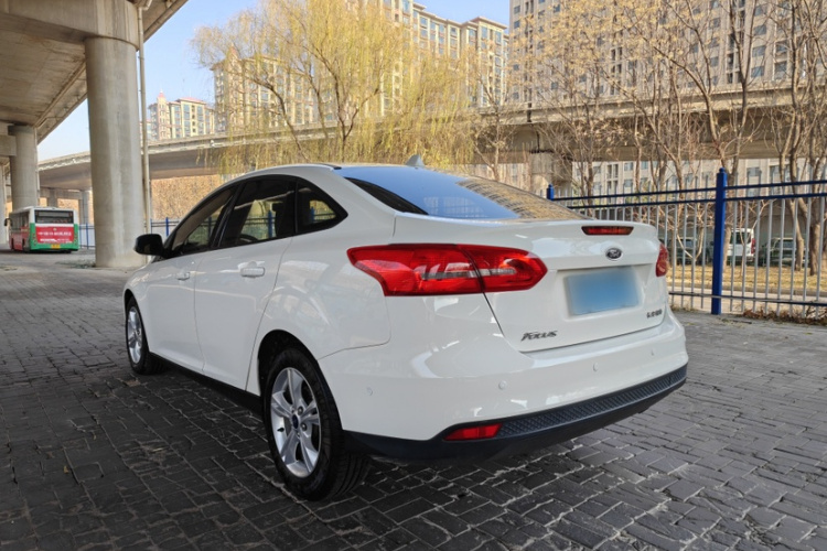 福特 福克斯 2015款 三厢 1.6L 自动舒适型车身外观6006