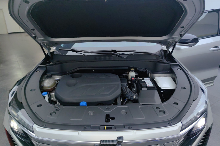 长安欧尚Z6 2022款 蓝鲸 1.5T DCT智领型城市版机舱底盘24