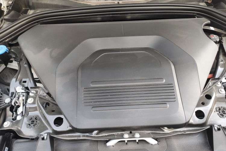 宝马iX1 2023款 eDrive25L X设计套装机舱底盘24