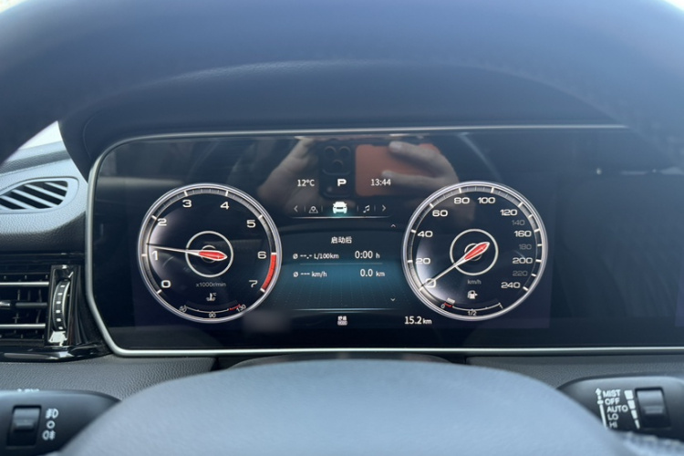 红旗HS5 2022款 改款 2.0T 智联旗享版中控内饰7003