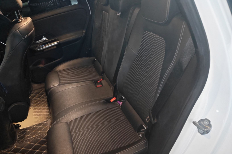 奔驰B级 2021款 B 200 动感型中控内饰21