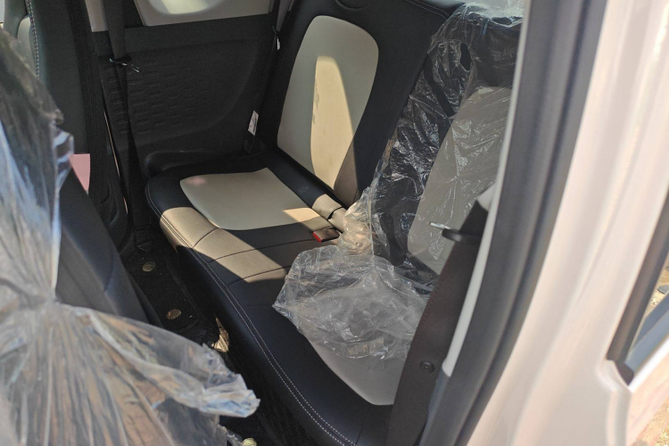 五菱汽车 宏光MINIEV 2022款 马卡龙时尚款 三元锂中控内饰7001