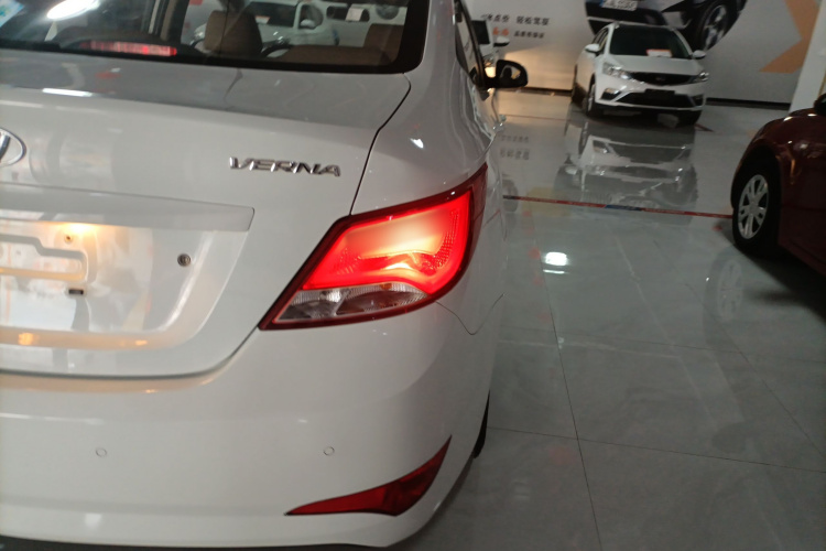 现代 瑞纳 2014款 1.4L 自动智能型GLS车身外观9