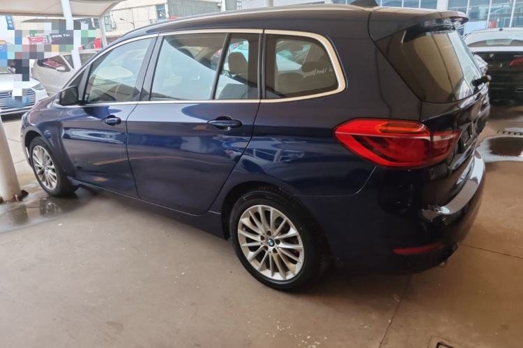 宝马2系多功能旅行车 2018款 220i 领先型车身外观4