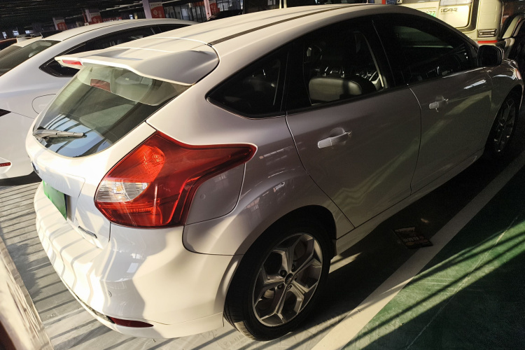 福特 福克斯 2012款 两厢 2.0L 自动豪华运动型车身外观6005