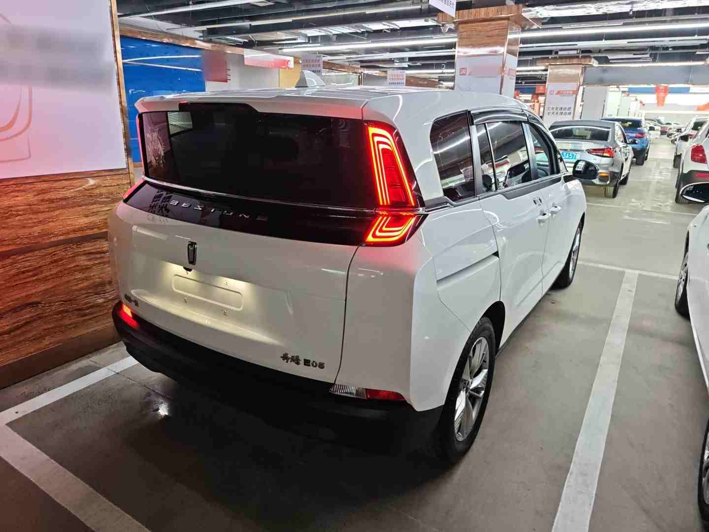 车辆右后45度外观展示