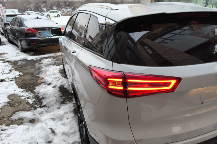 一汽 森雅R9 2018款 1.2T 自动豪华智尚型车身外观4