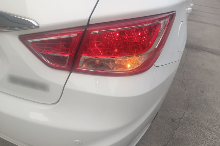 海马 福美来 2015款 1.6L 手动品尚型车身外观9