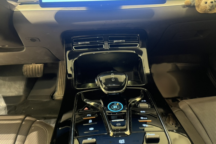 比亚迪 汉 2023款 DM-i 冠军版 121KM 尊贵型中控内饰7004