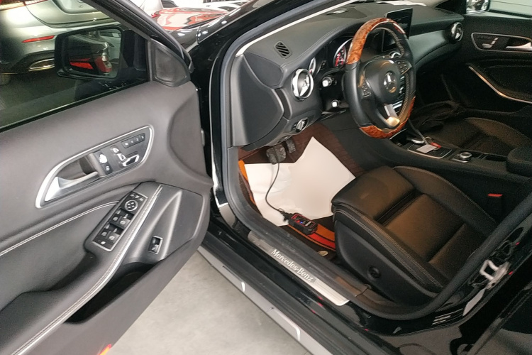 奔驰GLA 2017款 GLA 220 4MATIC 豪华型中控内饰20