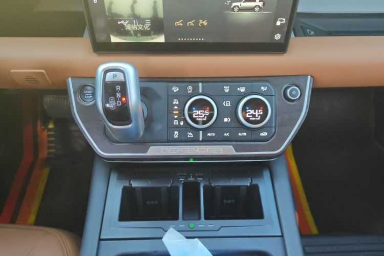 路虎卫士 2023款 改款 110 3.0T P400 暗黑特别版局部细节18