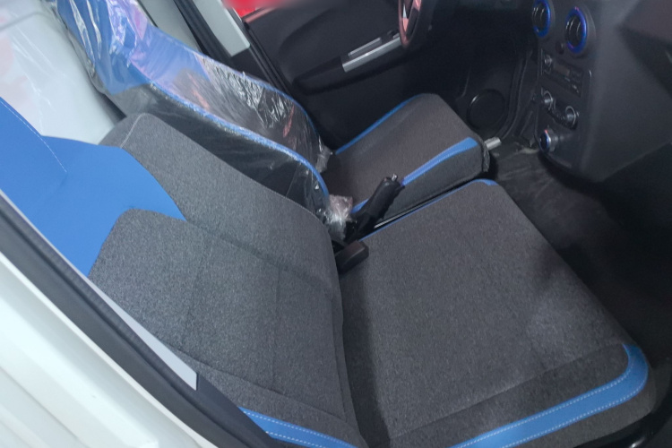 福田 智蓝精灵E7 2024款 改款 纯电动厢式运输车 平顶2座 亿纬锂能46.36kWh中控内饰7001