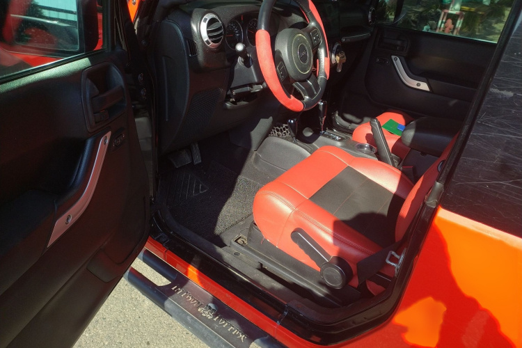 Jeep 牧马人 2012款 3.6L Sahara 两门版中控内饰7003