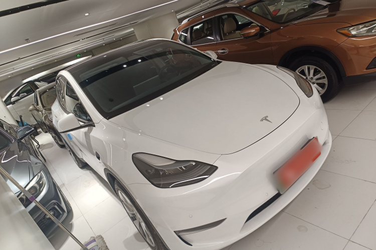特斯拉 Model Y 2022款 改款 长续航全轮驱动版车身外观3