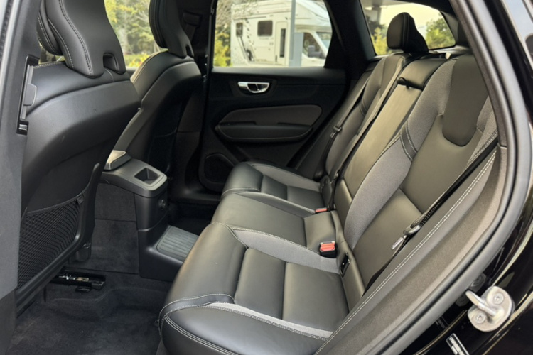 沃尔沃XC60新能源 2025款 插电式混动 长续航四驱智远极夜黑版中控内饰7004