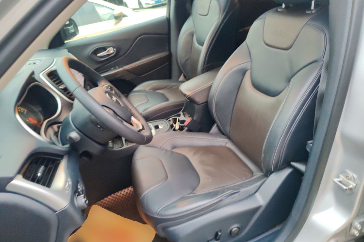 Jeep 自由光 2016款 2.4L 领先版中控内饰19