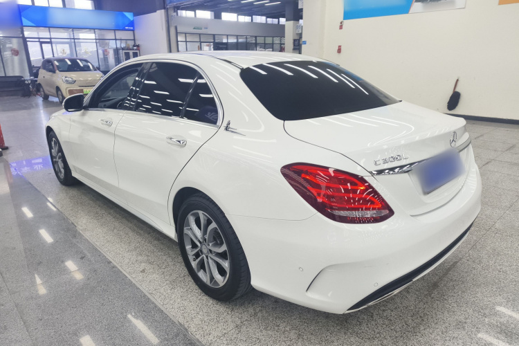 奔驰C级 2017款 C 180 L 运动版车身外观4