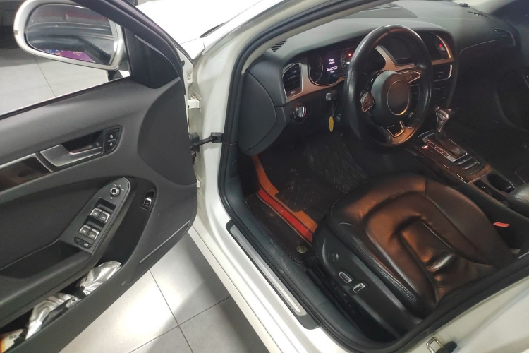 奥迪A4L 2015款 35 TFSI 自动舒适型中控内饰20